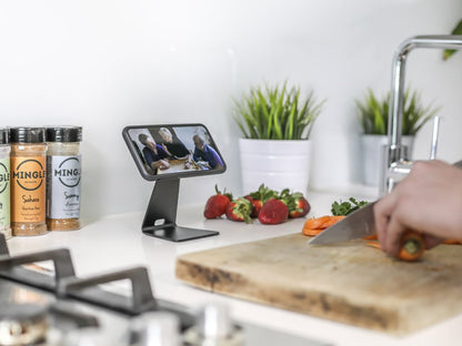 Smartphone can be positioned horizontally or vertically on Quad Lock Desk Mount.